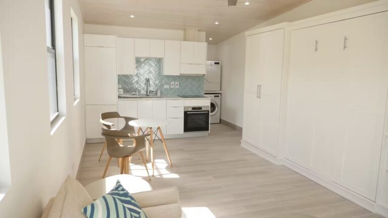 Aquarius Studio – Open plan studio with kitchenette
