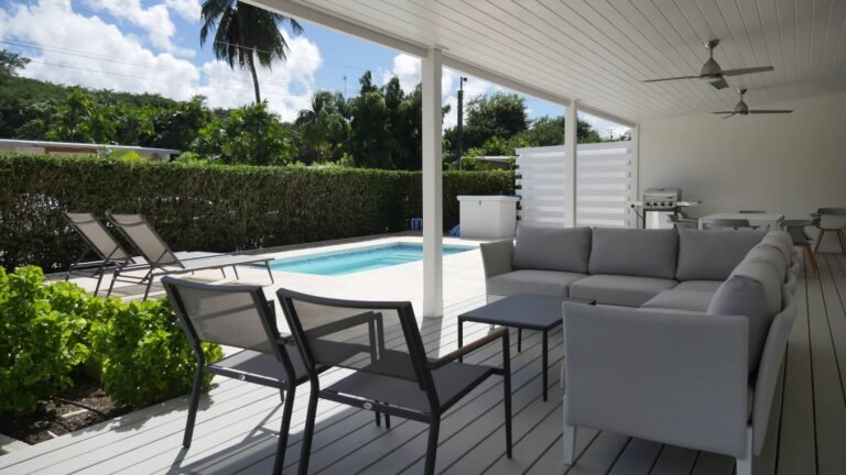 Aquarius Villa – Covered terrace overlooking the pool